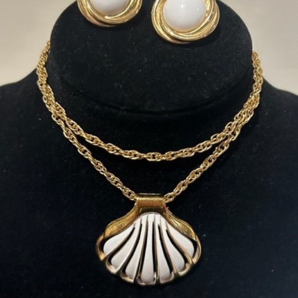 🏖️Crown TRIFARI Gold White Enamel Shell Pendant Necklace with Earrings - Picture 3 of 8